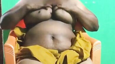 Mombatti Chut Me Dalti Hui Kamwali Sex Clip